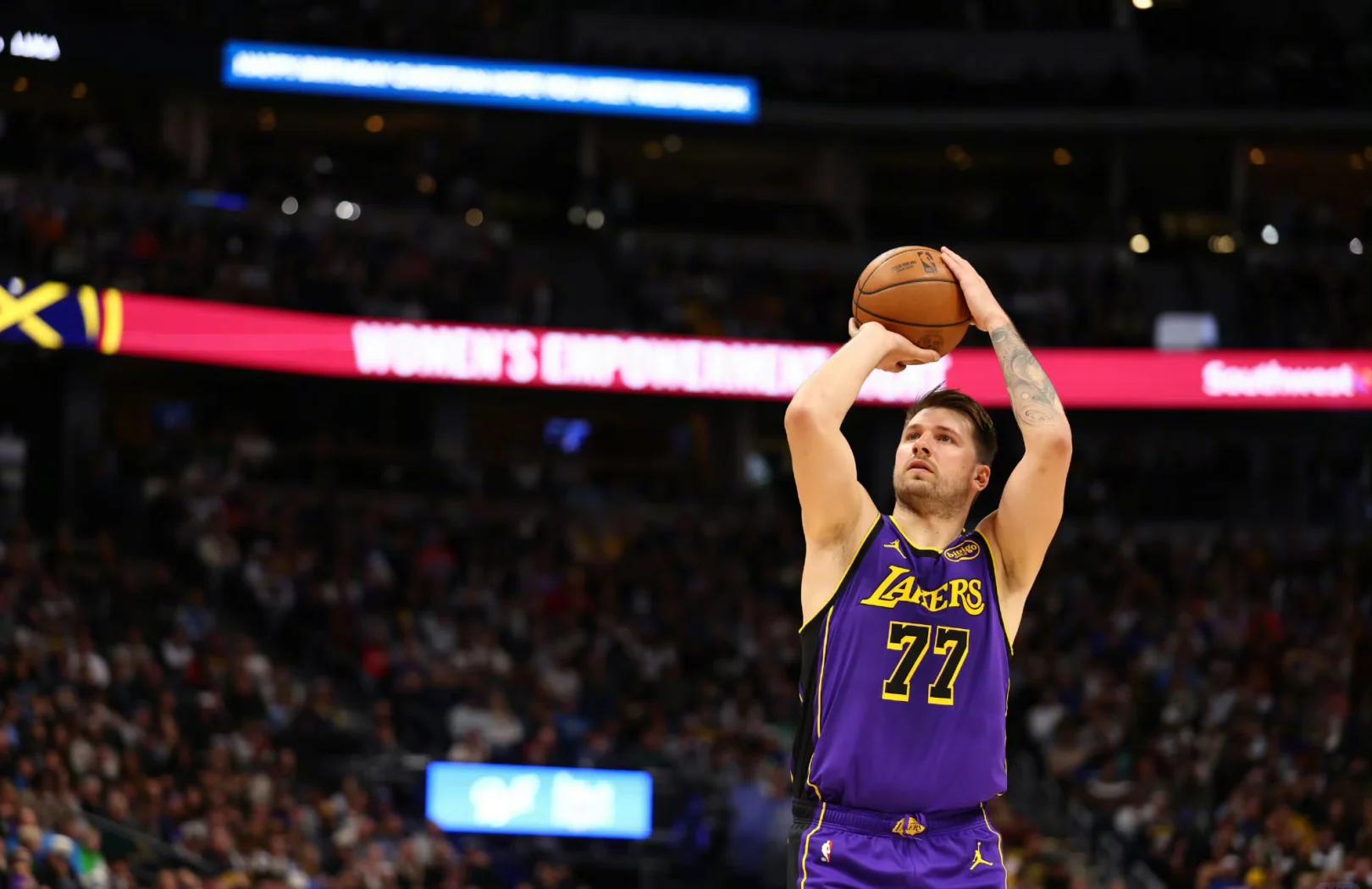 九游-东契奇连续七场比赛得分超过出色发挥，皇家马德里不断突破！全场沸腾不已(东契奇打过几次季后赛)